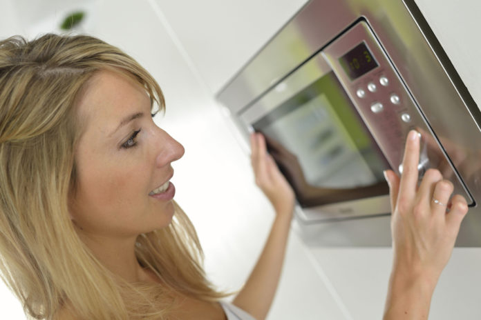 pulire il forno a microonde